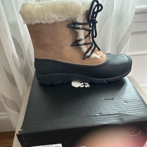 Brand new never worn Sorel snow angel lace up winter boots, size 9